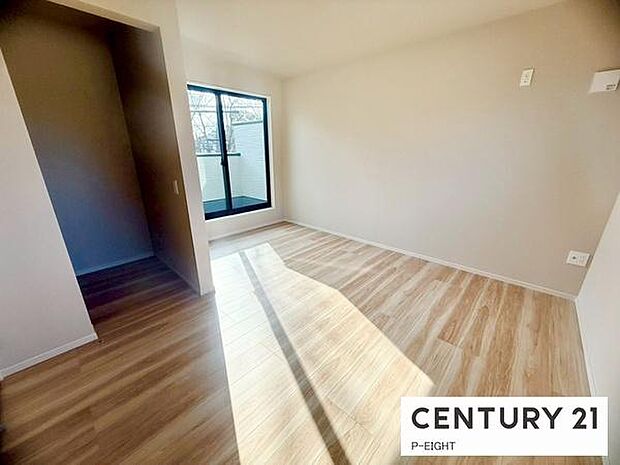 バルコニーに面している明るい洋室です！