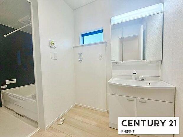 明るい洗面台で身支度ができます!