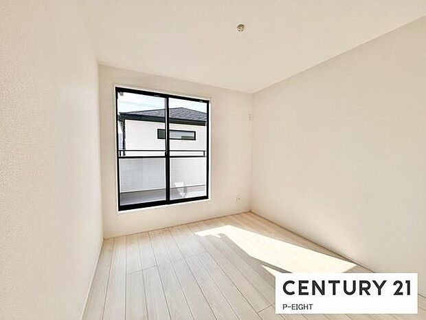 バルコニーに面している明るい洋室です!