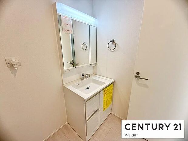 明るい洗面台で身支度ができます!