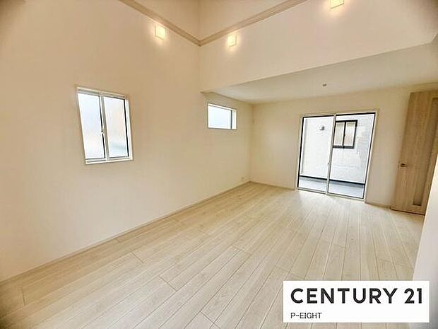 大きな窓から日光が差し込む明るいリビングです!