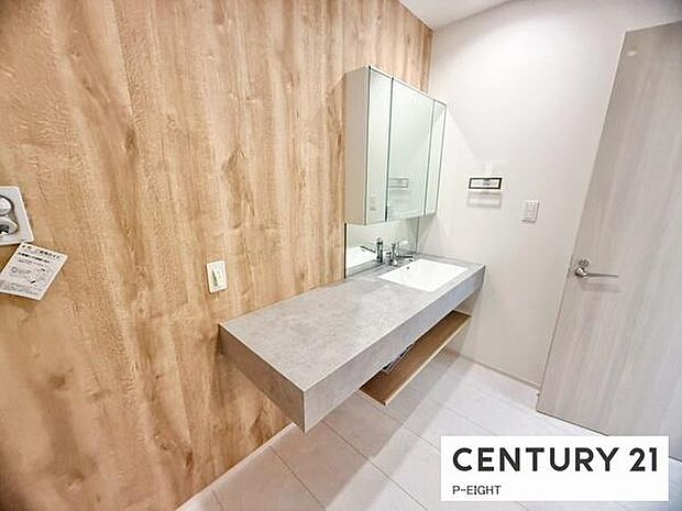 明るい洗面台で身支度ができます!