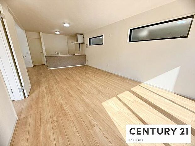 大きな窓から日光が差し込む明るいリビングです!