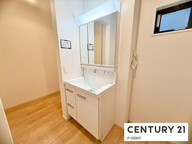 明るい洗面台で身支度ができます!