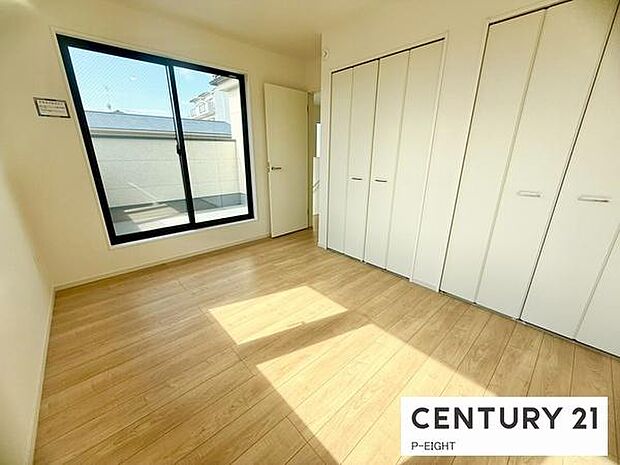 バルコニーに面している明るい洋室です!