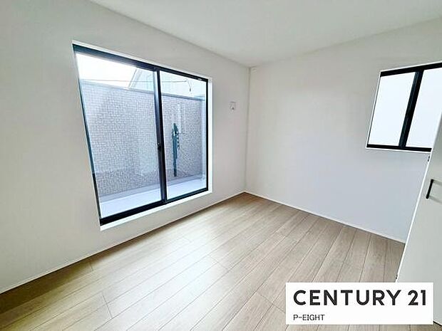 バルコニーに面している明るい洋室です!