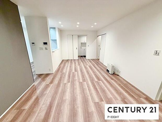 大きな窓から日光が差し込む明るいリビングです！