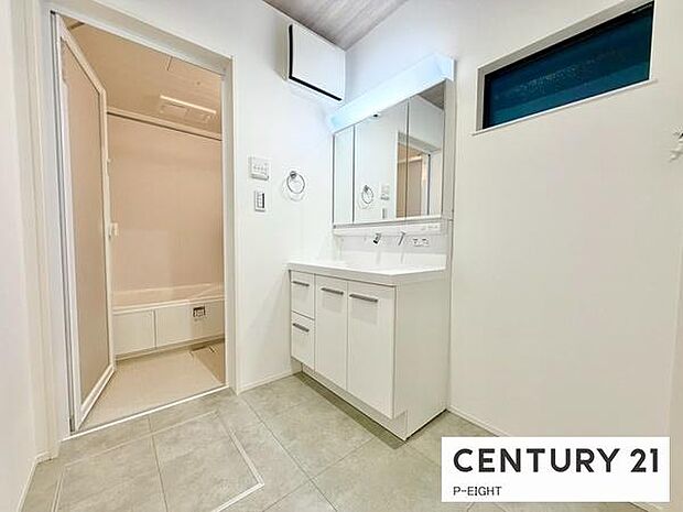 明るい洗面台で身支度ができます！