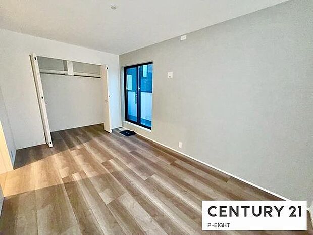 バルコニーに面している明るい洋室です！