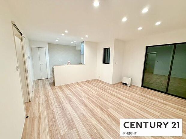 大きな窓から日光が差し込む明るいリビングです!