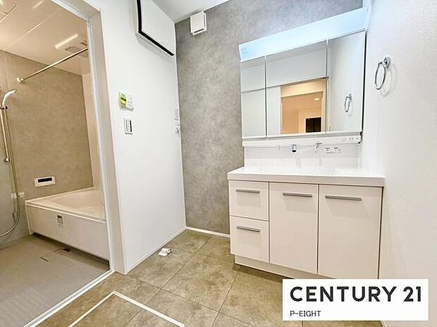 明るい洗面台で身支度ができます!