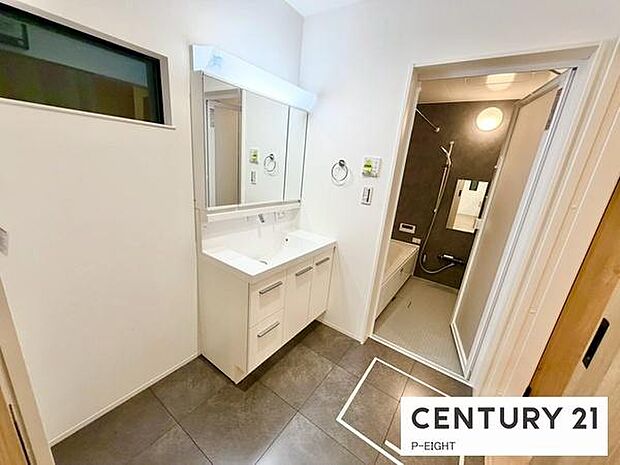 明るい洗面台で身支度ができます!