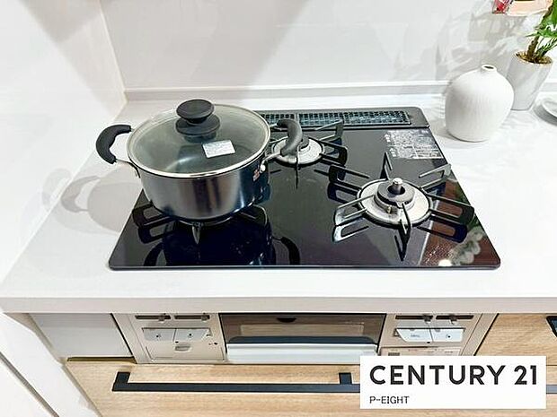 三口コンロで料理もはかどりますね！グリルもあります！