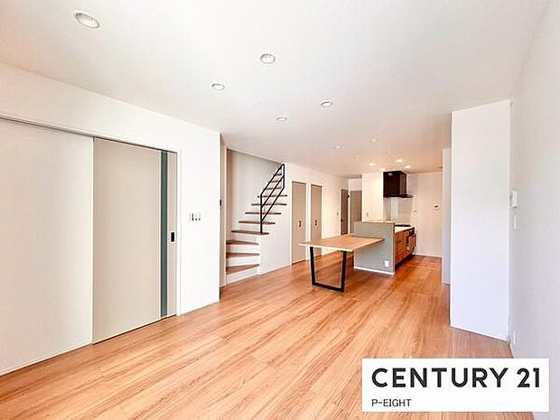 大きな窓から日光が差し込む明るいリビングです!