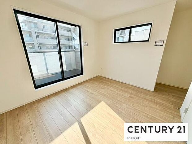 バルコニーに面している明るい洋室です!