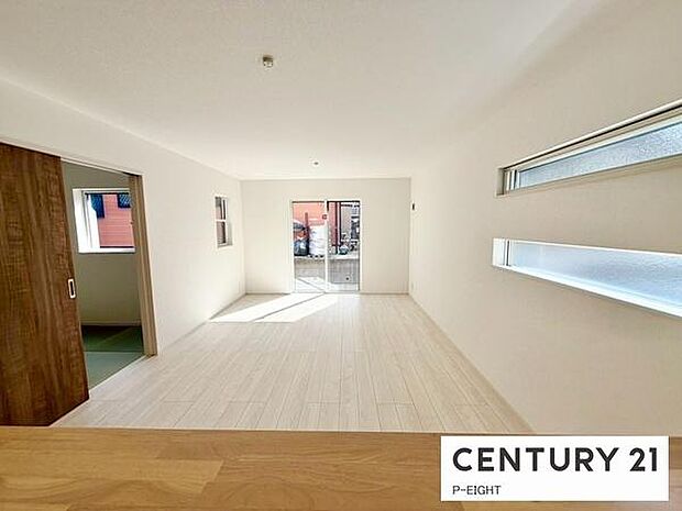 大きな窓から日光が差し込む明るいリビングです!