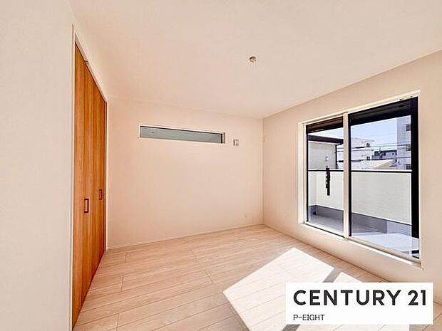 バルコニーに面している明るい洋室です！