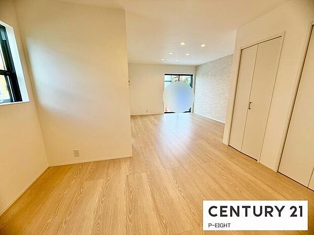 大きな窓から日光が差し込む明るいリビングです！