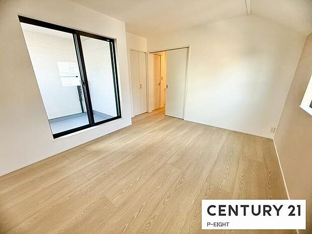 バルコニーに面している明るい洋室です！