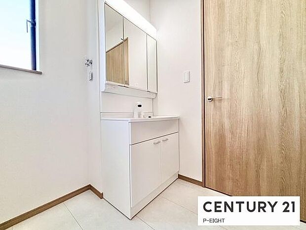 明るい洗面台で身支度ができます!