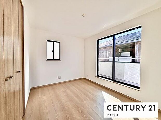 バルコニーに面している明るい洋室です！