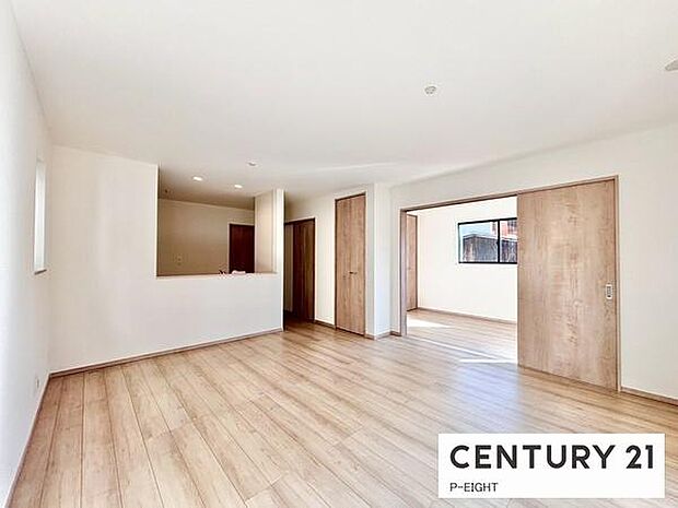 大きな窓から日光が差し込む明るいリビングです！