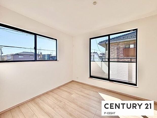 バルコニーに面している明るい洋室です！