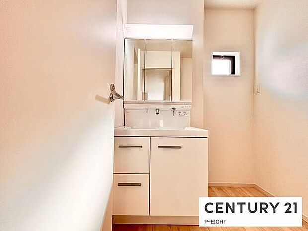 明るい洗面台で身支度ができます!