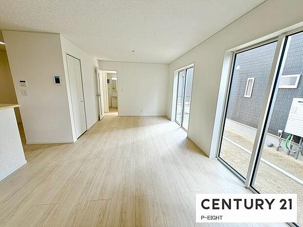 大きな窓から日光が差し込む明るいリビングです!