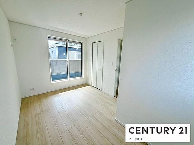 バルコニーに面している明るい洋室です!