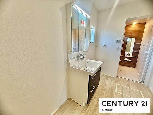 明るい洗面台で身支度ができます!