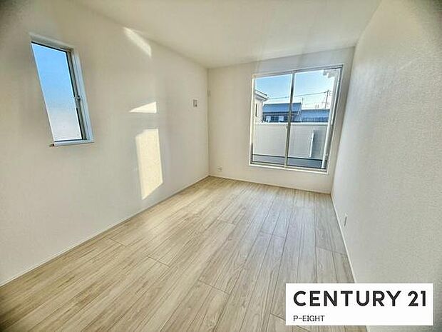 バルコニーに面している明るい洋室です！