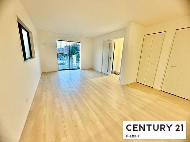 大きな窓から日光が差し込む明るいリビングです!