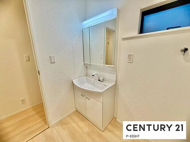 明るい洗面台で身支度ができます！