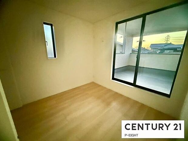 バルコニーに面している明るい洋室です！