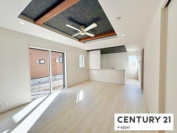 大きな窓から日光が差し込む明るいリビングです!