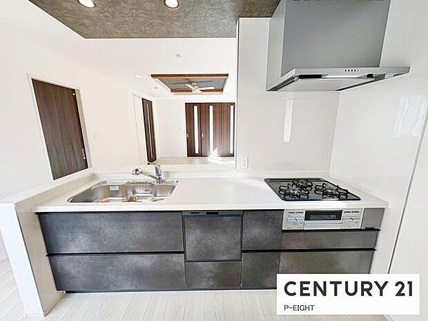 料理をしながらリビングを見渡せるつくりで、料理中も家族との会話がはずみます。