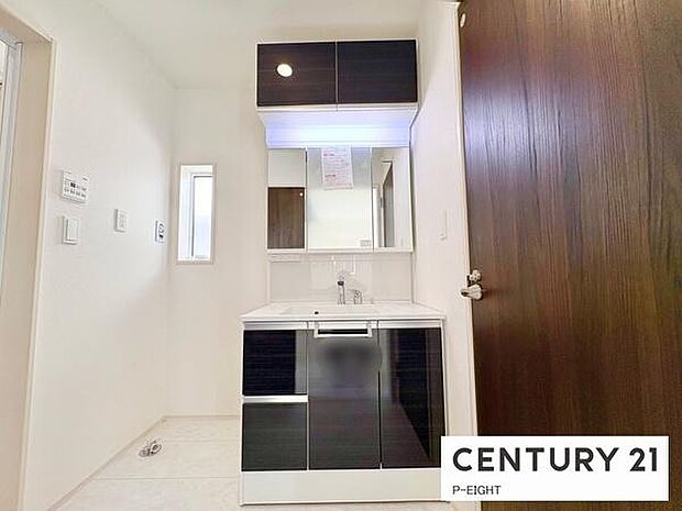 明るい洗面台で身支度ができます!