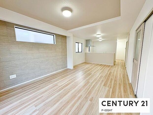 大きな窓から日光が差し込む明るいリビングです!