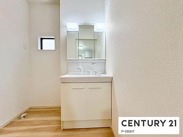 明るい洗面台で身支度ができます!