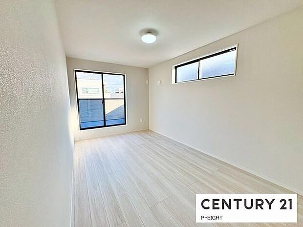 バルコニーに面している明るい洋室です!