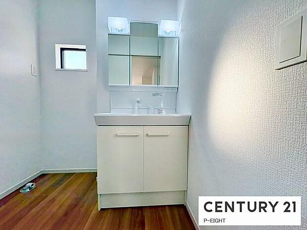 明るい洗面台で身支度ができます!