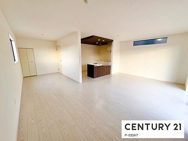 大きな窓から日光が差し込む明るいリビングです!