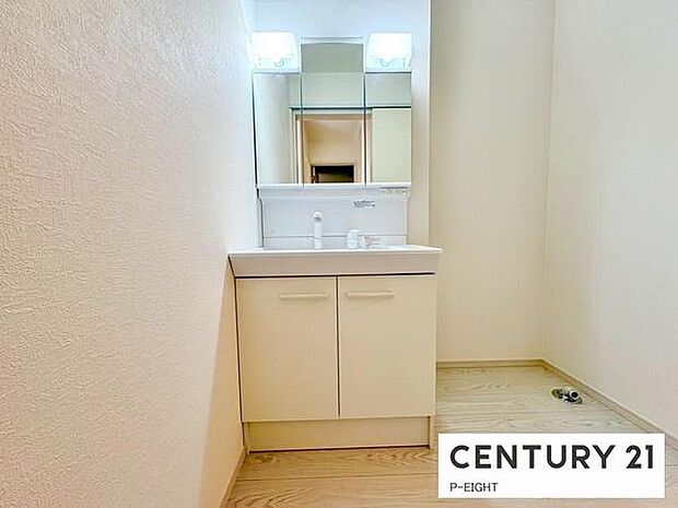 明るい洗面台で身支度ができます!