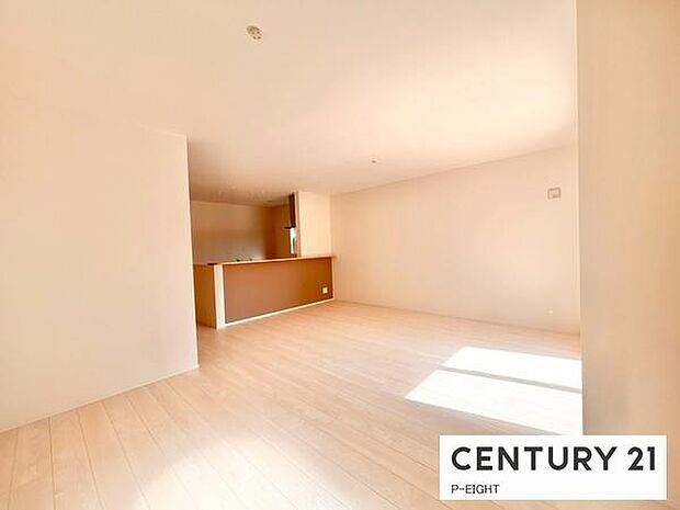 大きな窓から日光が差し込む明るいリビングです!