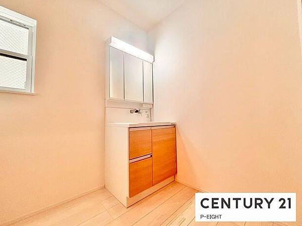 明るい洗面台で身支度ができます!