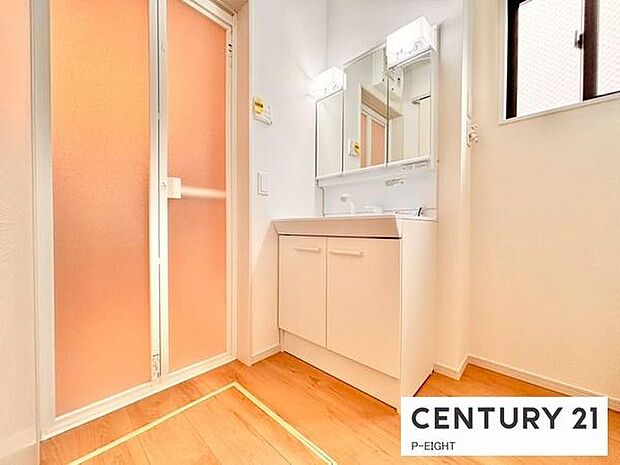 明るい洗面台で身支度ができます!