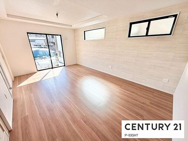 大きな窓から日光が差し込む明るいリビングです!