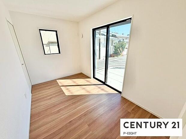 バルコニーに面している明るい洋室です!