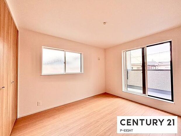 バルコニーに面している明るい洋室です！